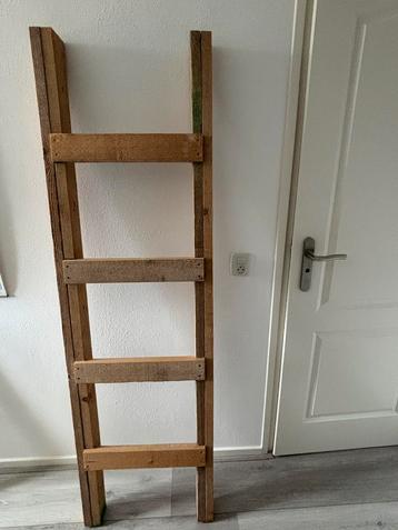 Prachtige houten siertrap beschikbaar voor biedingen