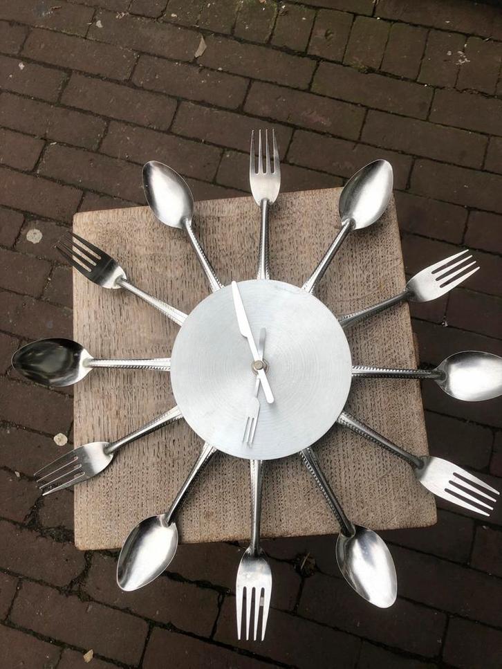 Originele Wandklok met Bestek, Huis en Inrichting, Woonaccessoires | Klokken, Zo goed als nieuw, Wandklok, Analoog, Ophalen