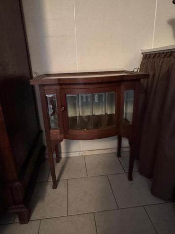 Antiek thee kastje beschikbaar voor biedingen