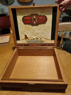 Fuente Fuente OpusX sigarendoos. Cederhout. Voor 32 sigaren., Verzamelen, Ophalen, Tabaksdoos of Verpakking