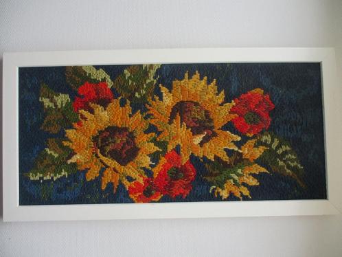 Hand geborduurde zonnebloemen in lijst, Hobby en Vrije tijd, Borduren en Borduurmachines, Zo goed als nieuw, Handborduren, Verzenden