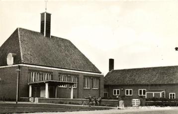 Ned. Herv. Kerk, Westkapelle - volk - ongelopen beschikbaar voor biedingen
