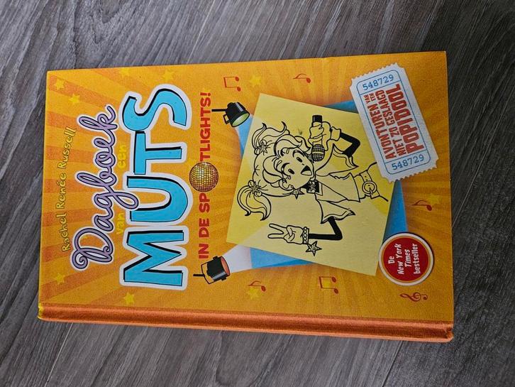 Rachel Renée Russell - In de spotlights!, Boeken, Kinderboeken | Jeugd | 10 tot 12 jaar, Zo goed als nieuw, Ophalen