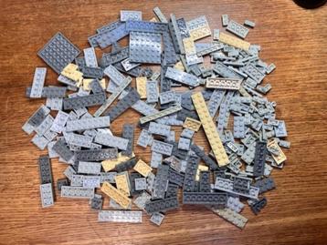 Lot LEGO ruim 200 diverse plates in grijstinten beschikbaar voor biedingen