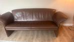 Jori Donker bruine leren bank met hocker, Huis en Inrichting, Banken | Bankstellen, Ophalen, Driepersoons, Zo goed als nieuw, Rechte bank