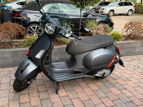 Vespa 300 gts hpe supersport 2023 met akrapovic uitlaat, Fietsen en Brommers, Scooters | Vespa, Zo goed als nieuw, Overige modellen