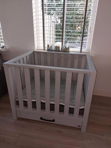 Box (matgrijs) TWF met lade, matras, hoes en boxkleed beschikbaar voor biedingen