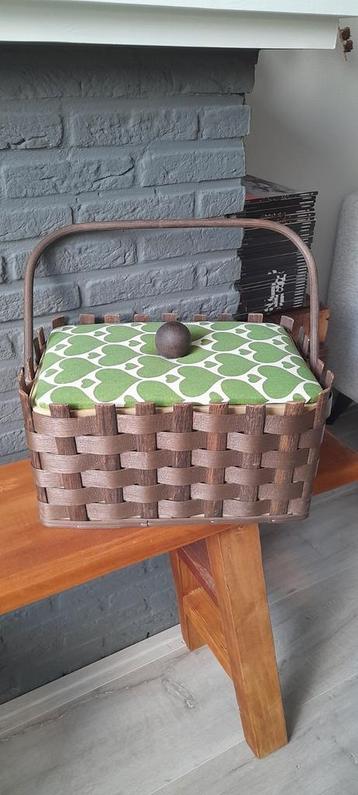 Vintage naaimand # hobby # bruin vlechtwerk# appeltjes groen beschikbaar voor biedingen