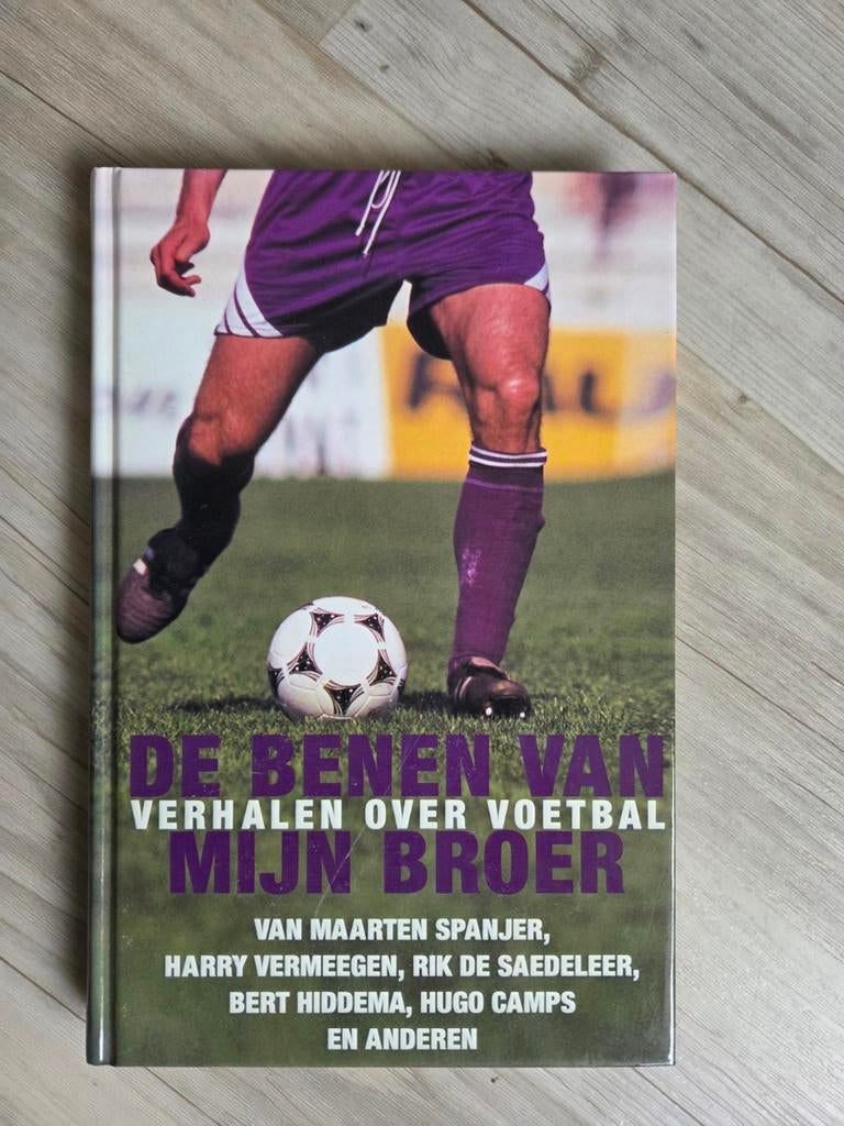 Voetbalboek 'De benen van mijn broer' - Nieuw!, Ophalen of Verzenden, Nieuw, Maarten Spanjer, Harry Vermeegen, e.a., Balsport