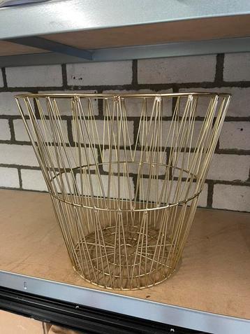 Stalen mandje goudkleurig beschikbaar voor biedingen