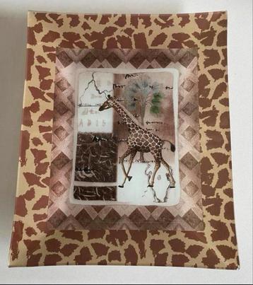 Glazen schaal met giraffen print. Afm. 22x27,5x3 cm. beschikbaar voor biedingen