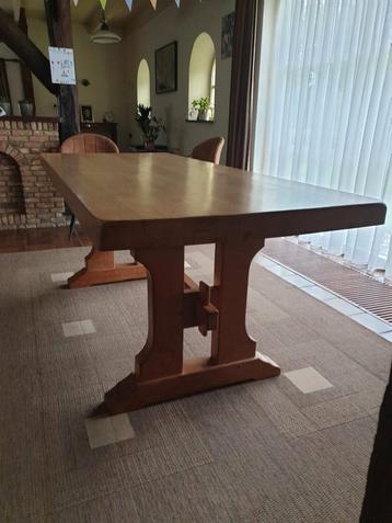 Houten Eettafel - Robuust en Stijlvol beschikbaar voor biedingen