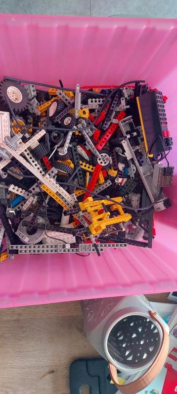 Lego Technic - Grote Bak met Losse Stenen + F1 Auto beschikbaar voor biedingen
