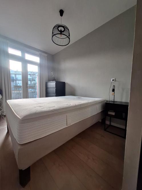 Binnenveringsmatrasbodem met poten en pocketveringmatras., Huis en Inrichting, Slaapkamer | Boxsprings, Zo goed als nieuw, 140 cm