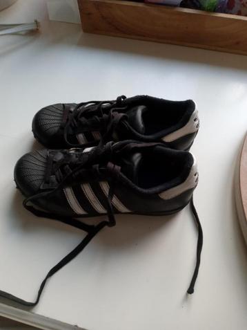 Adidas superstar zwart-wit schoenen beschikbaar voor biedingen