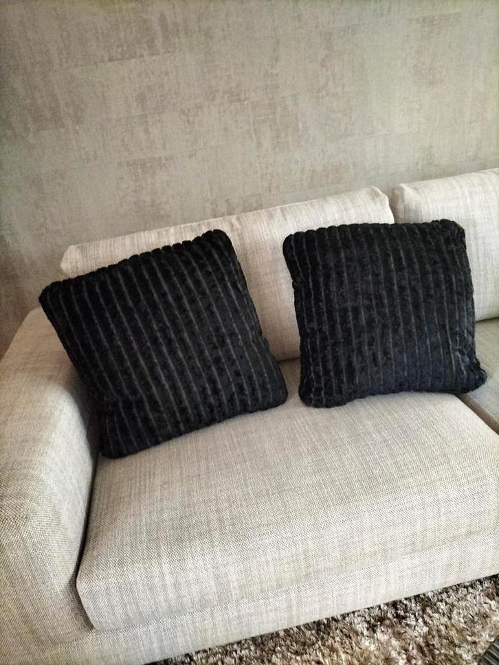 2XChique Zwarte Kussens.Dons gevulde binnen kussens., Huis en Inrichting, Woonaccessoires | Kussens, Zo goed als nieuw, Zwart