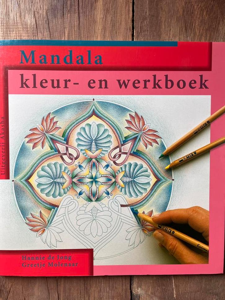 Mandala kleur- en werkboek, Boeken, Hobby en Vrije tijd, Zo goed als nieuw, Tekenen en Schilderen, Geschikt voor kinderen, Ophalen of Verzenden