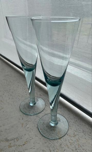 Champagneglas (2) recycled glas groen/blauwe gloed (2) beschikbaar voor biedingen