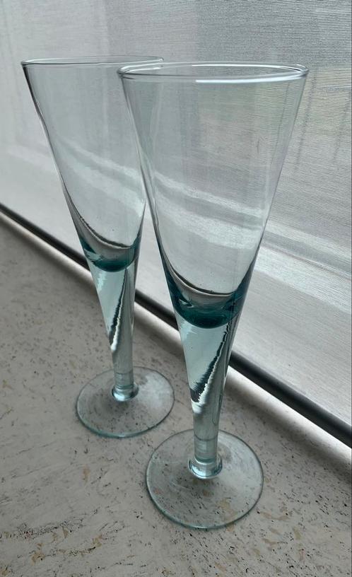 Champagneglas (2) recycled glas groen/blauwe gloed (2), Antiek en Kunst, Antiek | Glas en Kristal, Verzenden
