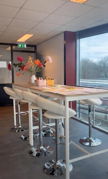 Twee hoge bartafels met 8 krukken, Huis en Inrichting, Tafels | Statafels, Gebruikt, Ophalen