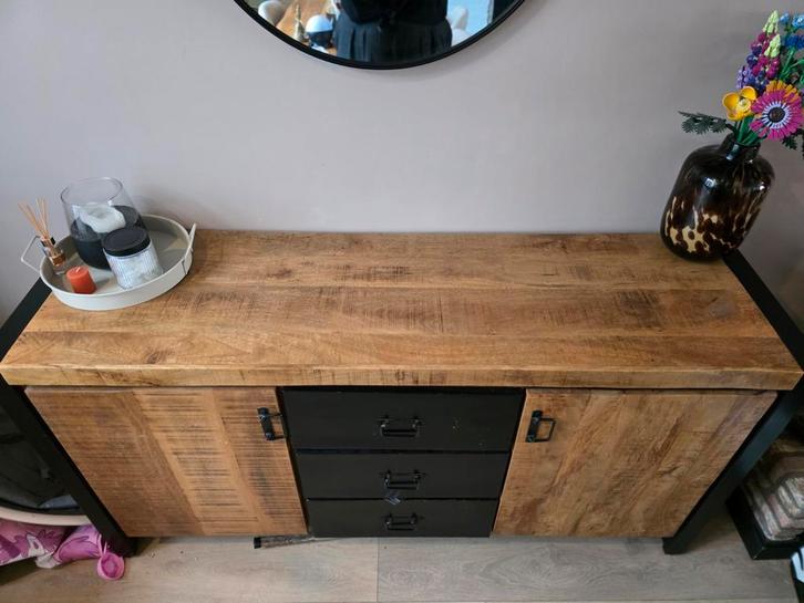 Mango Hout Dressoir Zwart met Stalen Poten, Huis en Inrichting, Kasten | Dressoirs, Ophalen