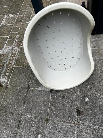 Kunststof hondenmand beschikbaar voor biedingen