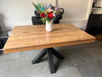 Houten Eettafel met Metalen Poten beschikbaar voor biedingen