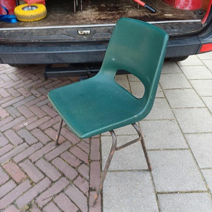 100 x vintage stapelstoelen kantine partij stoelen, Huis en Inrichting, Stoelen, Gebruikt, Vijf, Zes of meer stoelen, Bruin, Ophalen