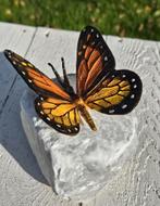 VLINDER OP NATUURSTEEN / grafdecoratie, Nieuw, Info@huisentuindecoratiemarie.nl, Mensenbeeld, Huis en tuin decoratie marie