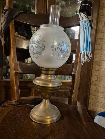 Antieke olielamp met glazen kap beschikbaar voor biedingen