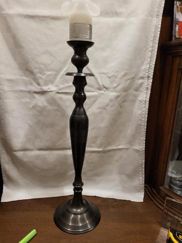 Antieke Metalen Kandelaar is gemaakt van messing  beschikbaar voor biedingen