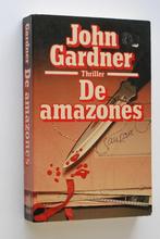 De amazones - John Gardner (1983), Boeken, Verzenden, Zo goed als nieuw, Europa overig