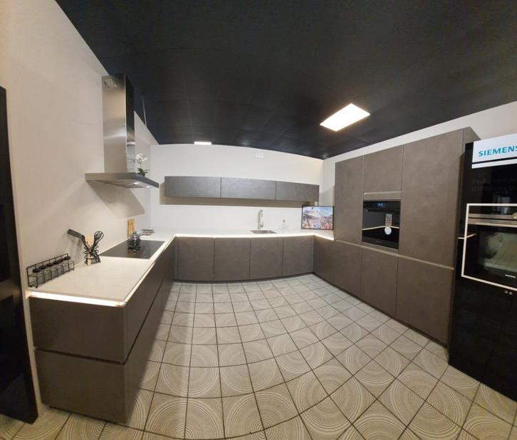 Nobilia Luxe showroomkeuken met Bauknecht apparaten, Huis en Inrichting, Keuken | Complete keukens, Nieuw, U-keuken, Bruin, Composiet