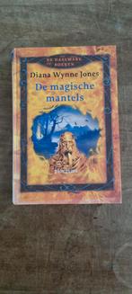 De Magische Mantels - Diana Wynne Jones, Boeken, Ophalen of Verzenden, Gelezen, Diana Wynne Jones