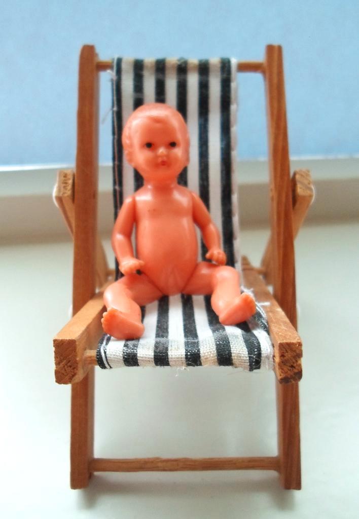 Houten Ligstoeltje met popje. Jaren '60., Verzamelen, Poppenhuizen en Toebehoren, Zo goed als nieuw, Gebruiksvoorwerp, Ophalen of Verzenden