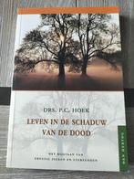 Drs. P.C. Hoek Leven in de schaduw van de dood, Ophalen of Verzenden, Zo goed als nieuw, Drs. P.C. Hoek, Christendom | Protestants