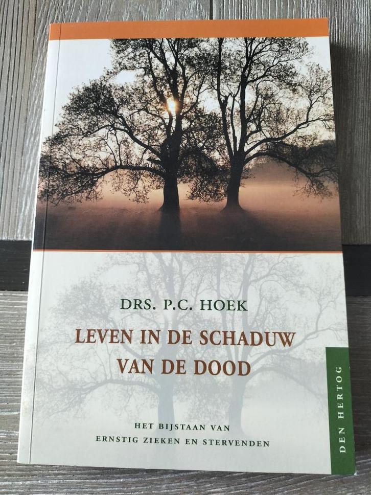 Drs. P.C. Hoek Leven in de schaduw van de dood, Boeken, Godsdienst en Theologie, Zo goed als nieuw, Christendom | Protestants