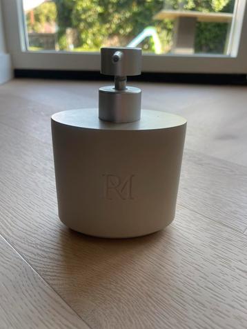 Handzeep pompje beschikbaar voor biedingen