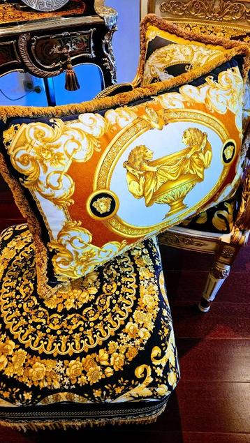 Versace kussen ( 67 cm x 42 cm ) beschikbaar voor biedingen