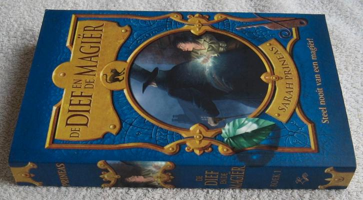 Sarah Prineas - De Dief en de Magiër (PB), Boeken, Fantasy, Zo goed als nieuw, Ophalen of Verzenden