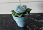 Blauwe roos kaars in blauwe pot met witte stippen, Ophalen of Verzenden, Overige materialen, Minder dan 25 cm