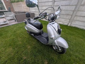 Retro scooter in nieuwstaat, 1263 km beschikbaar voor biedingen