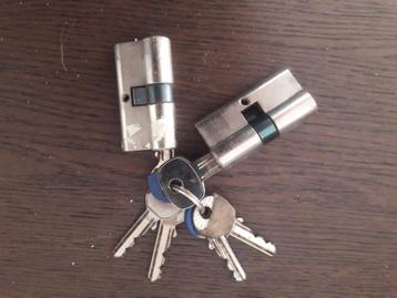 twee gelijksluitende 60mm cilinders met 6 sleutels beschikbaar voor biedingen