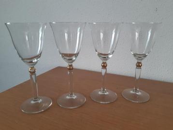 Peervormige Kristal wijnglazen met goudkleurige bol beschikbaar voor biedingen