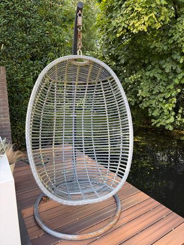Grijze Schommelstoel Ei-vorm beschikbaar voor biedingen