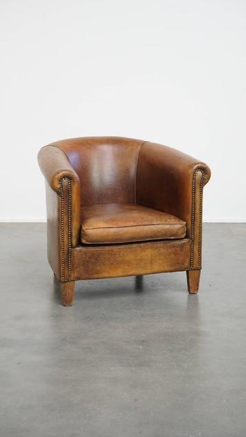 Vintage clubfauteuil gemaakt van schapenleer met siernagels beschikbaar voor biedingen