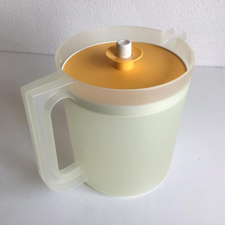 Tupperware schenkkan sapkan kan geel 1.5 liter lekdicht zgan, Huis en Inrichting, Keuken | Tupperware, Zo goed als nieuw, Beker of Kan