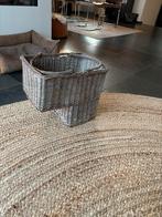 Vergrijsd rieten trapmand, Huis en Inrichting, Woonaccessoires | Schalen en Manden, Gebruikt, Mand, Ophalen of Verzenden, Riet
