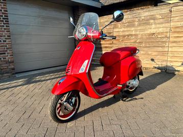Bijna Nieuwe Vespa Primavera Red 40km/u beschikbaar voor biedingen