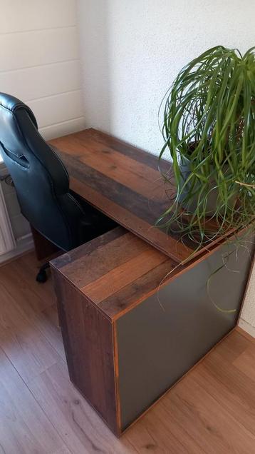 Houten bureau met opbergruimte industriële stijl beschikbaar voor biedingen